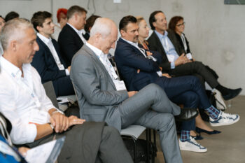 Menschen sitzen im Publikum